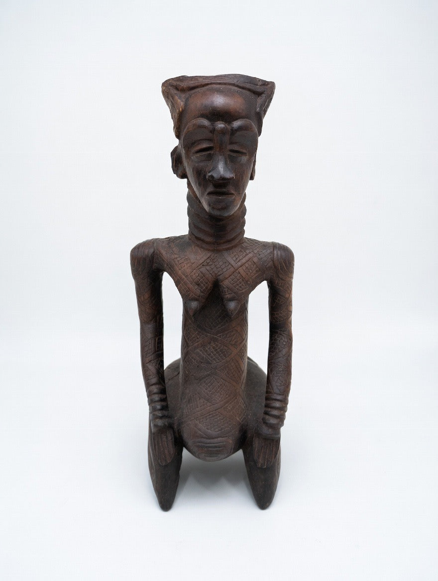 Statue d'ancêtre féminin Ndengese en bois sculpté