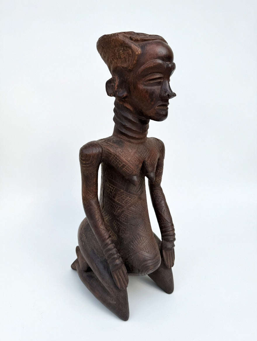 Statue d'ancêtre féminin Ndengese, détail des scarifications