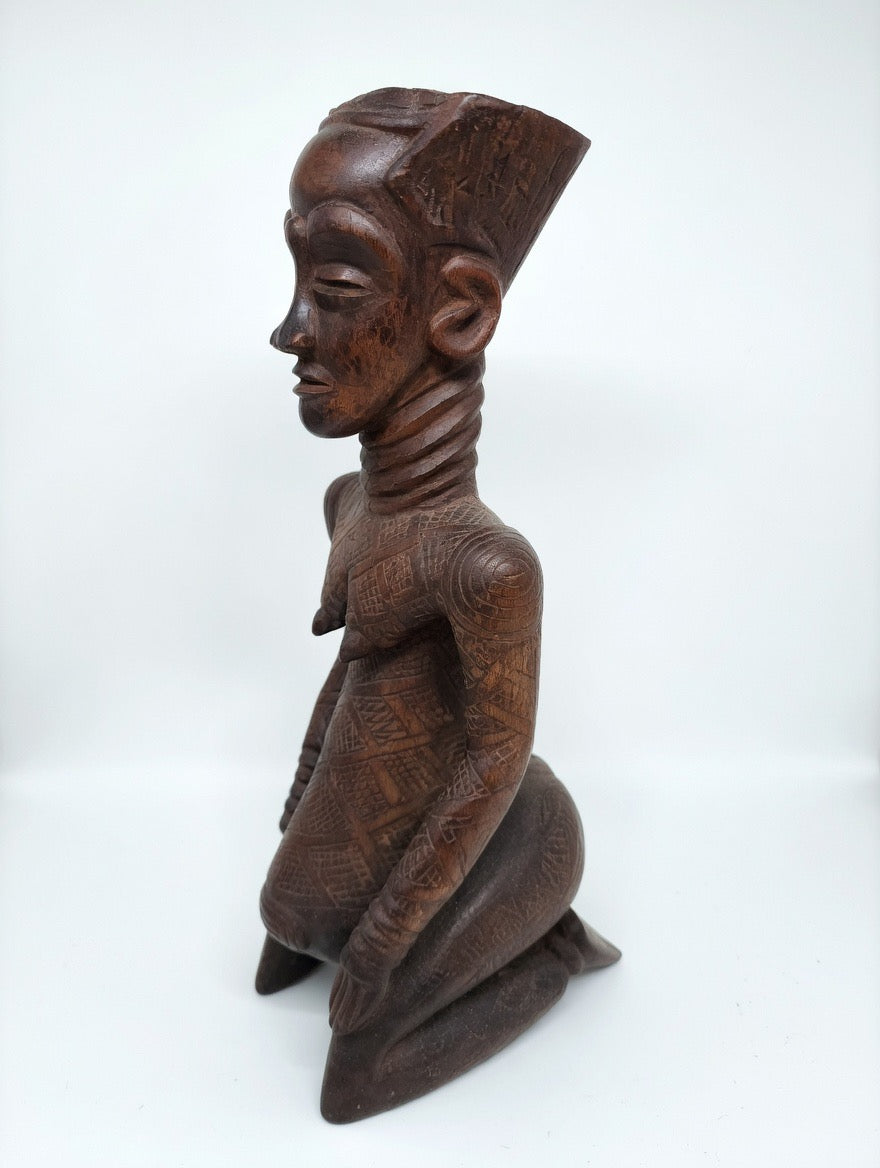 Statue d'ancêtre féminin Ndengese, vue de profil