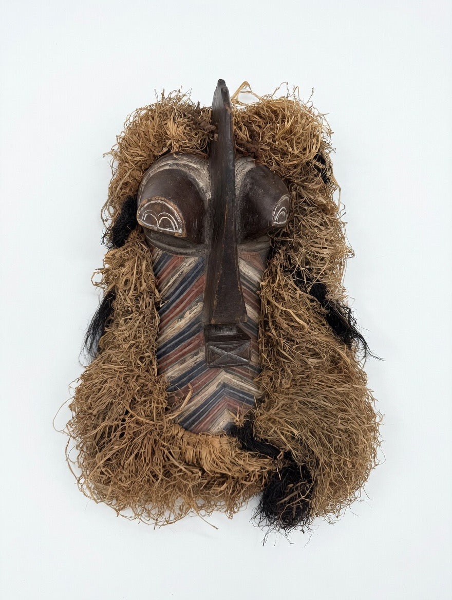 Masque Kifwebe africain en bois avec fibres végétales