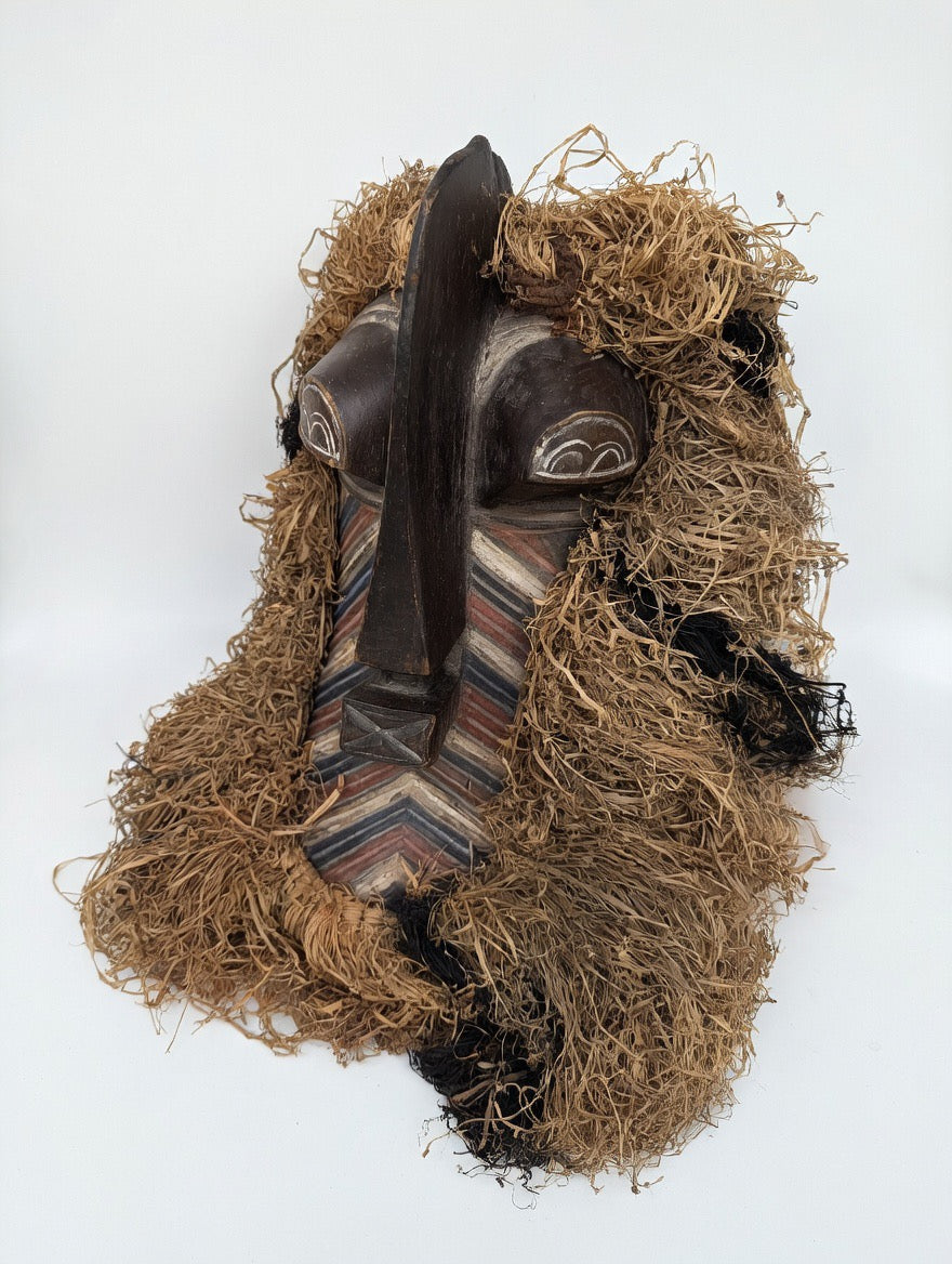 Masque Kifwebe Songye, détail des stries polychromes