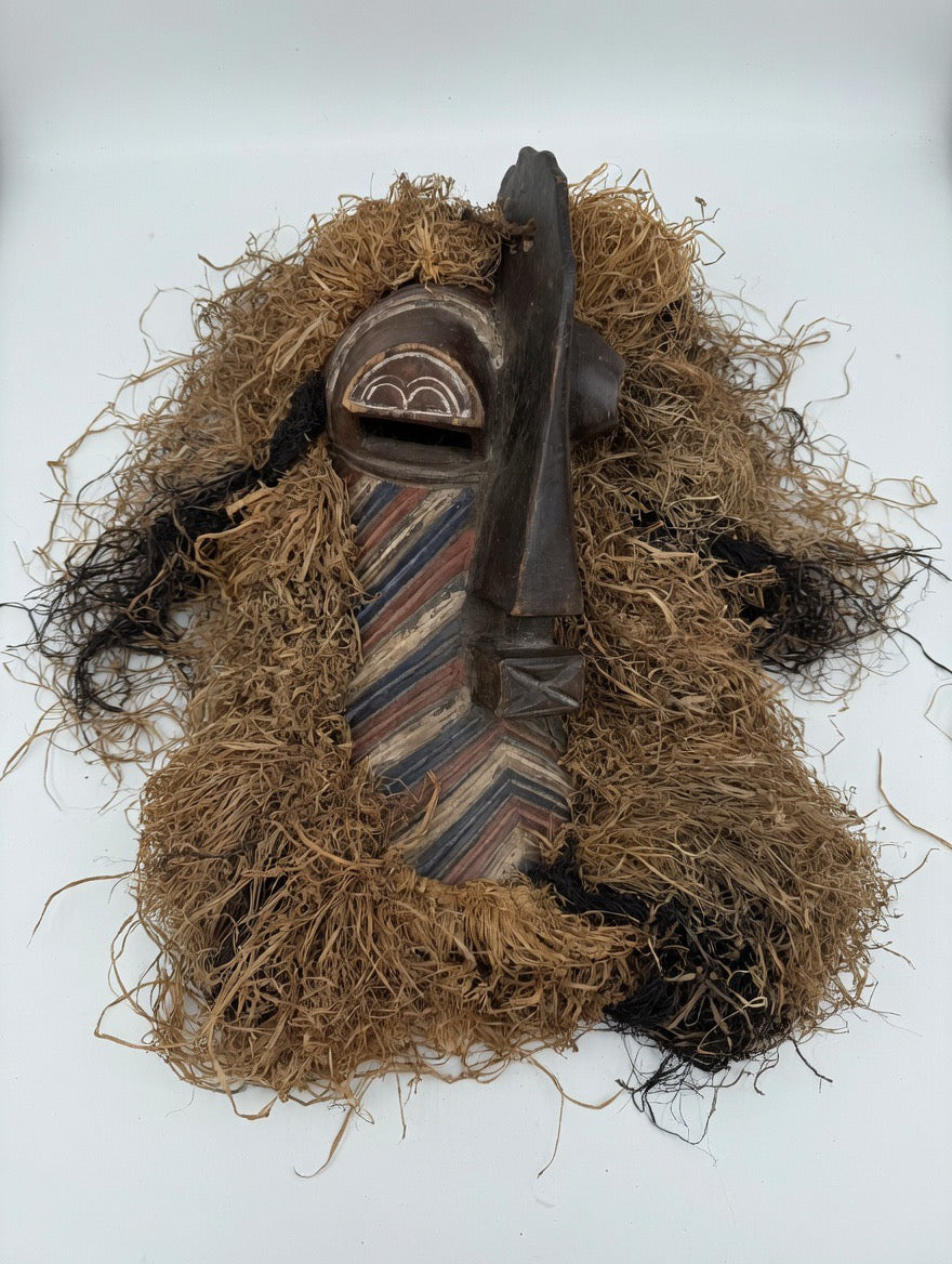 Masque Kifwebe Songye, vue avec coiffe en raphia